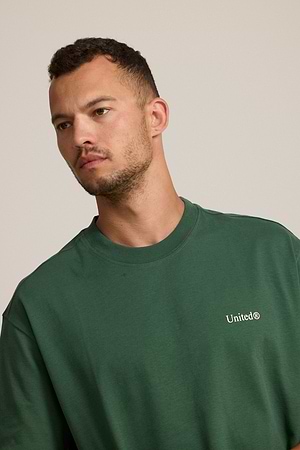 CATCH small logo t shirt חולצה בצבע ירוק לוגו צידי והדפס אגרוף אדום בגב OVERSIZE