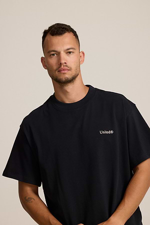CATCH small logo t shirt חולצה בצבע שחור לוגו צידי והדפס אגרוף אדום בגב OVERSIZE