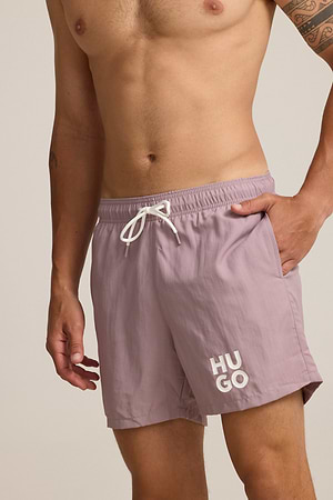 HUGO swimshort light purple small logo בגד ים בצבע סגול בהיר עם הלוגו המותג צידי