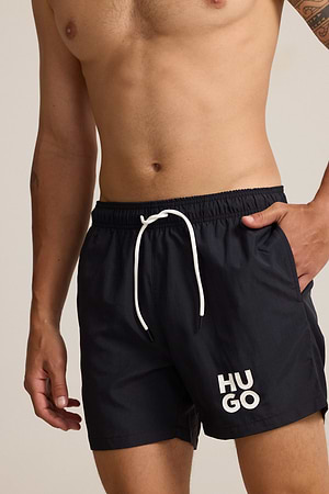 HUGO swimshort black  small logo בגד ים בצבע שחור עם הלוגו המותג צידי
