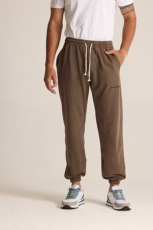 2512 long pants מכנס טרנינג ארוך עם לוגו צידי בצבע חום