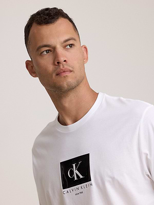 CALVIN KLEIN logo t shirt חולצה בצבע לבן לוגו ריבוע שחור במרכז המוצר CK - xxl