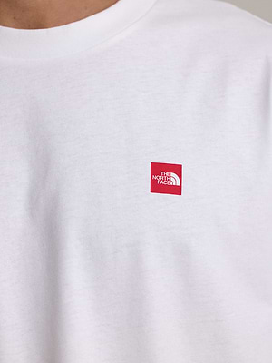 THE NORTH FACE logo t shirt חולצה בצבע לבן עם לוגו ריבוע צידי והדפס בגב T-35