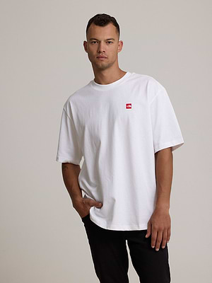THE NORTH FACE logo t shirt חולצה בצבע לבן עם לוגו ריבוע צידי והדפס בגב T-35