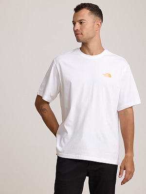 THE NORTH FACE logo t shirt חולצה בצבע לבן עם לוגו צידי בצבע כתום והדפס בגב T-85