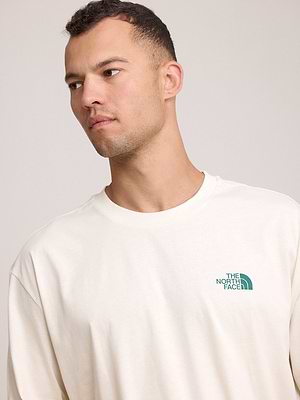 THE NORTH FACE logo t shirt חולצה בצבע קרם עם לוגו ירוק כהה צידי והדפס בגב T-65