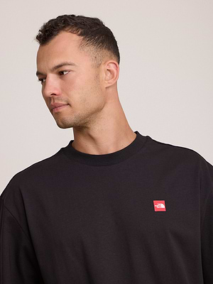 THE NORTH FACE logo t shirt חולצה בצבע שחור עם לוגו ריבוע אדום והדפס בגב T-14