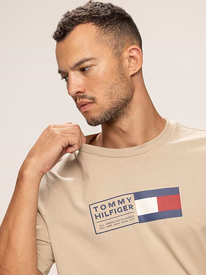TOMMY HILFIGER beige t shirt חולצה בצבע בז' עם הדפס בחזה X-61