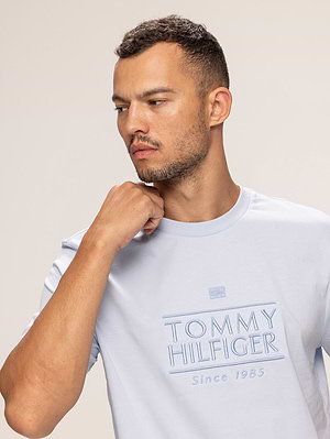 TOMMY HILFIGER light blue t shirt חולצה בצבע תכלת עם רקמה בחזה X-51