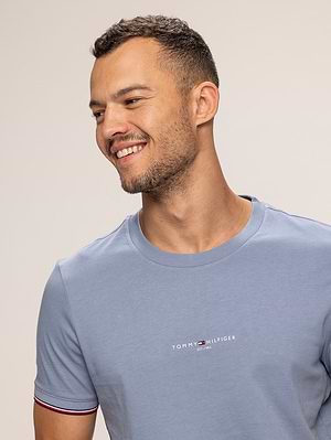 TOMMY HILFIGER blue t shirt חולצה בצבע כחול עמוק עם הדפס קטן בחזה X-27