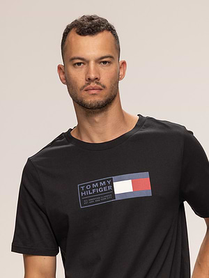 TOMMY HILFIGER black t shirt חולצה בצבע שחור עם הדפס כחול בחזה X-62