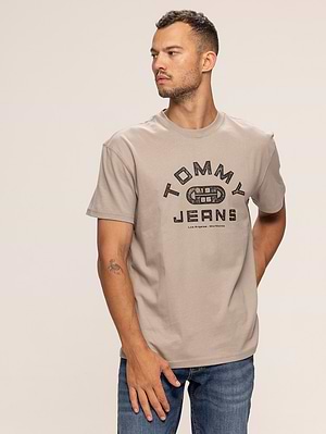 TOMMY JEANS beige t shirt חולצה בצבע בז אבן עם הדפס X-50