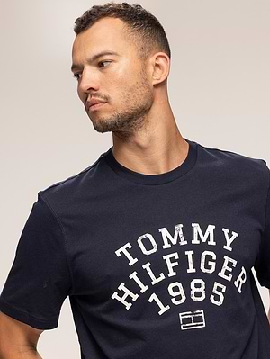 TOMMY HILFIGER black t shirt חולצה בצבע שחור עם הדפס במרכז מוצר X-63