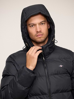 GANT active cloud jacket מעיל בצבע שחור לוגו קטן