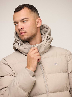 GANT active cloud jacket מעיל בצבע בז' לוגו קטן