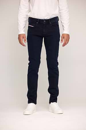 DIESEL jeans sleenker בצבע כחול כהה דיו קלאסי 0KBBG