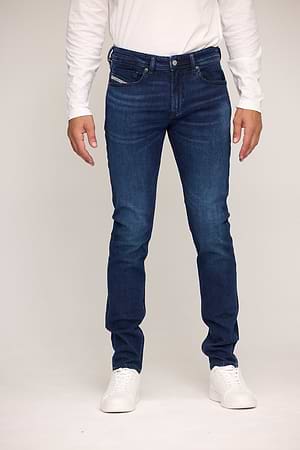 DIESEL jeans SLEENKER גינס בצבע כחול כהה קלאסי ביזנס 0KBBD
